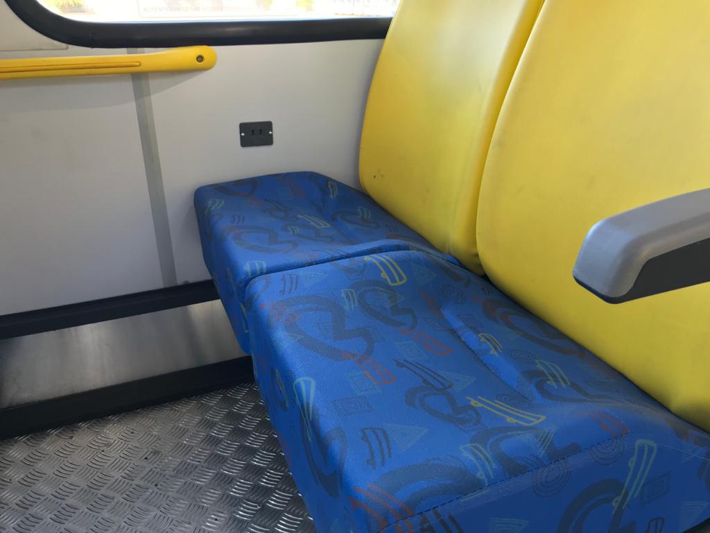 Os novos carregadores USB (Universal Serial Bus) foram instalados em toda a frota da concessionária e estão disponíveis desde a manhã desta terça-feira